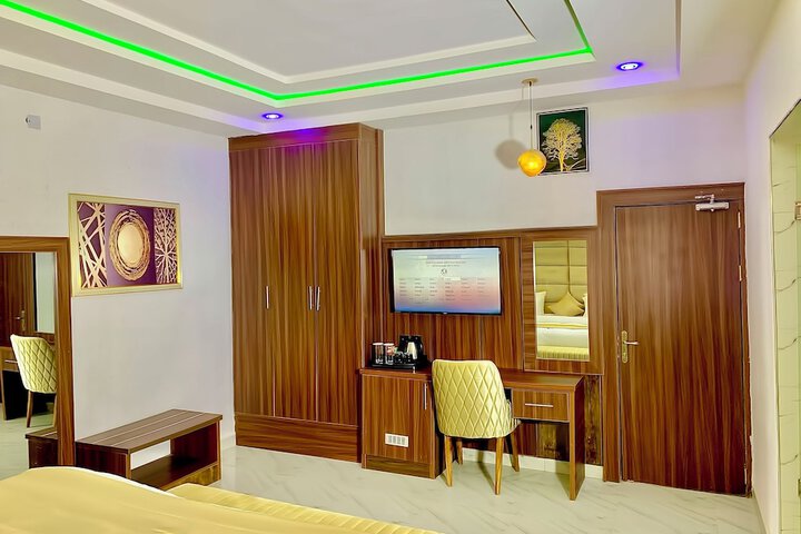 Room 7 of 48