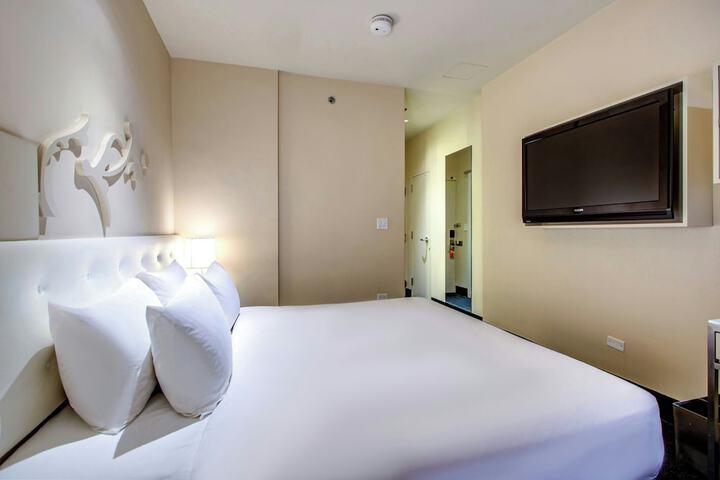 1 Queen Bed (1 of 7)