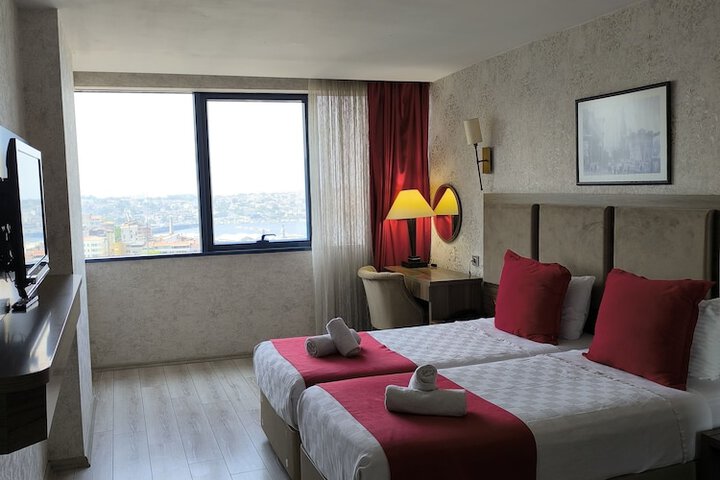 Room 4 of 33
