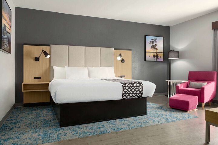 1 King Bed (12 of 16)
