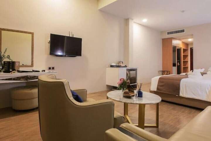 Room 10 of 28