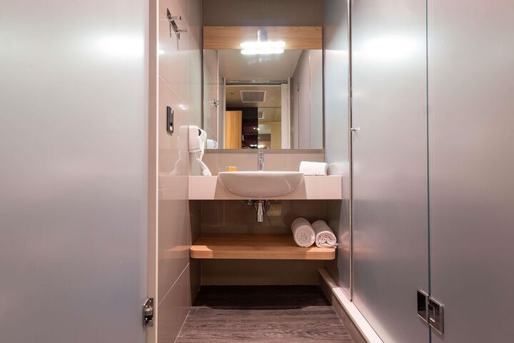 Room 32 of 164