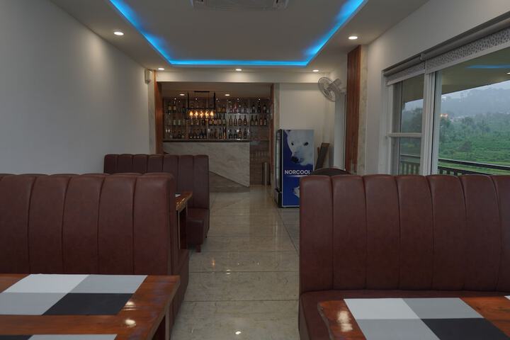 Lounge 32 of 40