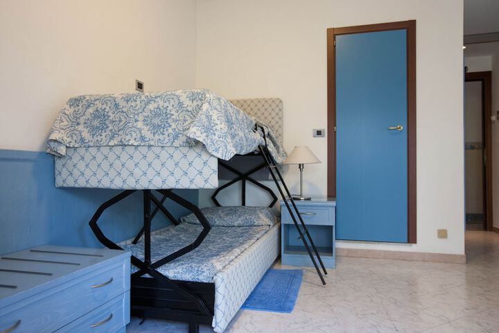 Room 27 of 69