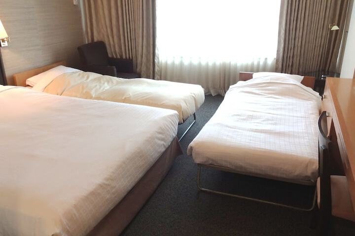 Room 12 of 33