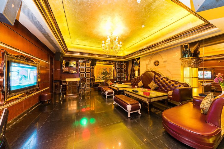 Lounge 30 of 51