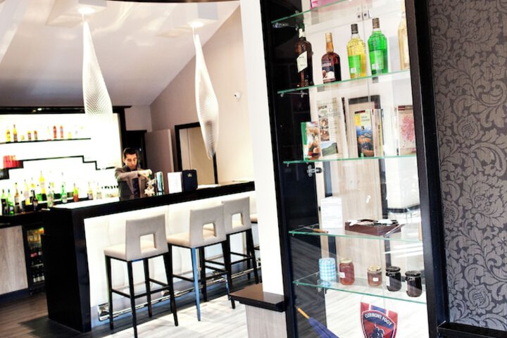 Lobby lounge