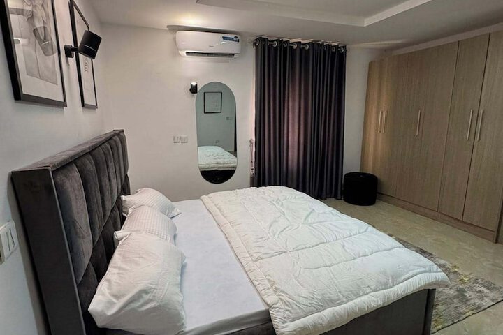 Room 4 of 25