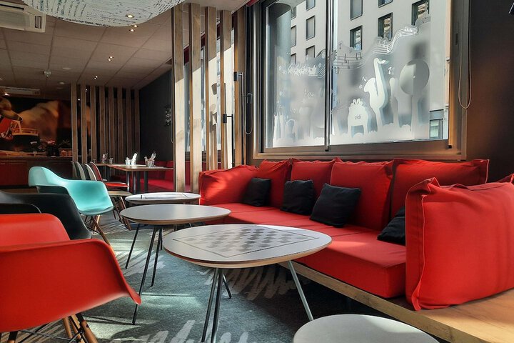 Lounge 69 of 77