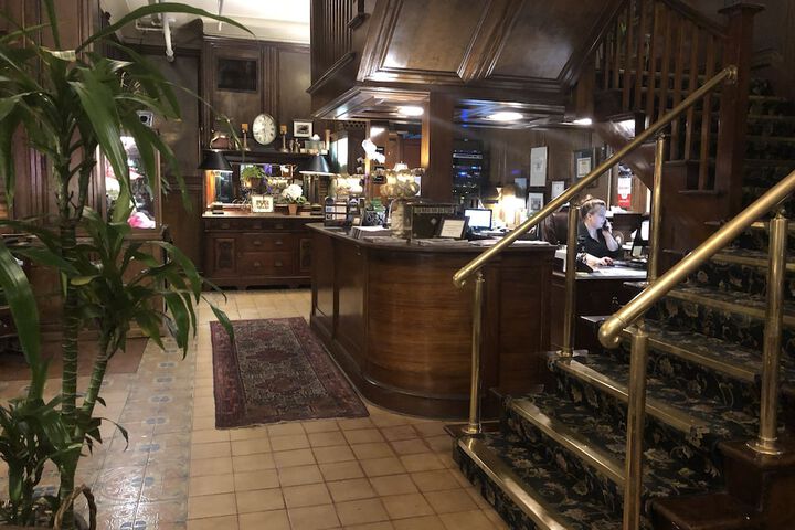 Lobby lounge