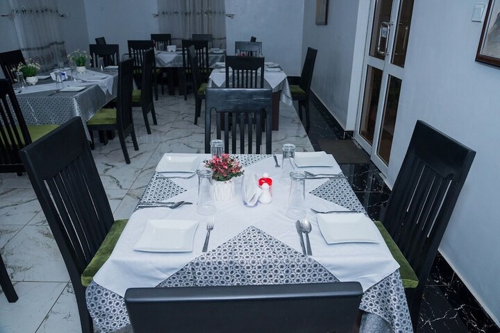Dining 24 of 31