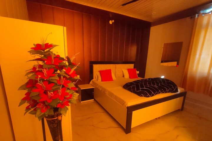 Room 5 of 10