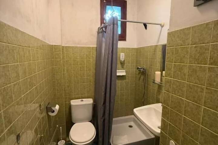 Room 4 of 10