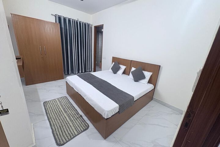 Room 12 of 28