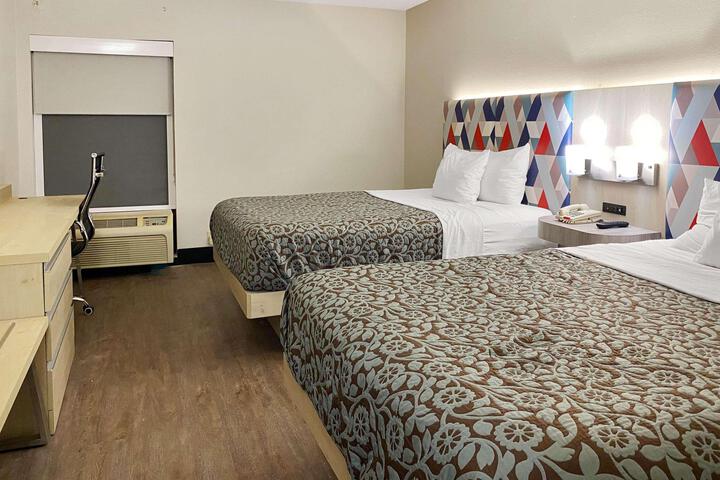 2 Queen Beds (2 of 10)