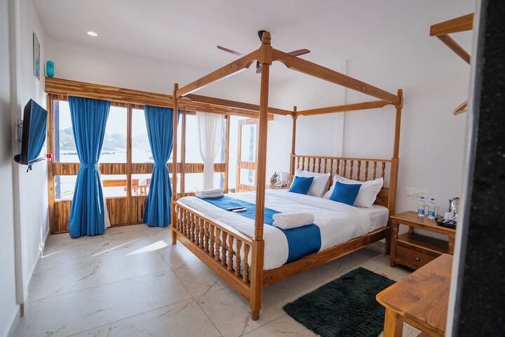 Room 4 of 20