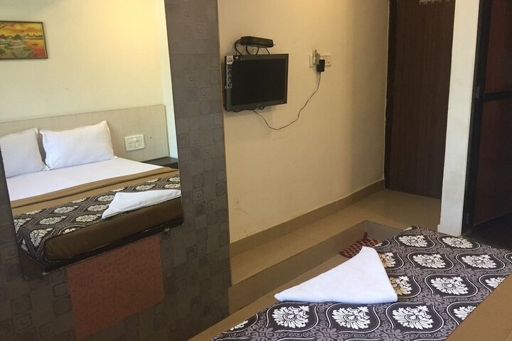 Room 9 of 12