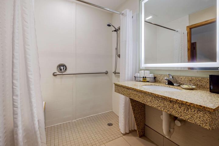 2 Queen Beds Microwave and Refrigerator WiFi Full Breakfast (3 of 17)