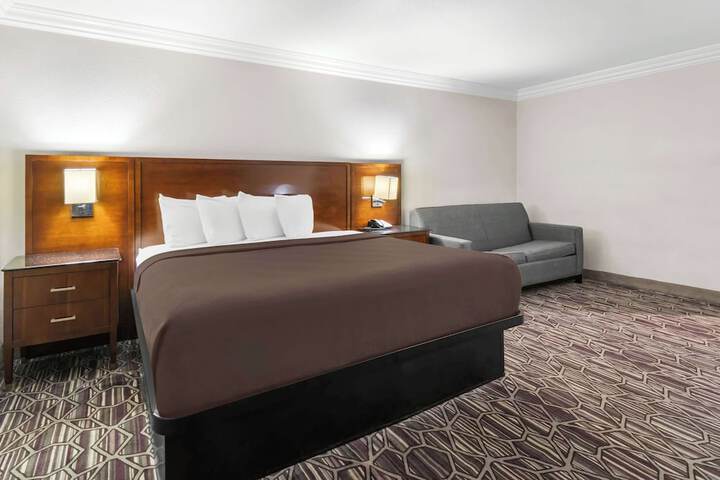 1 King Bed Microwave and Refrigerator Full Breakfast (10 of 19)