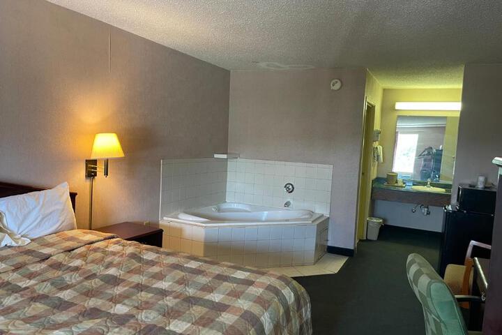 1 King Bed (4 of 5)