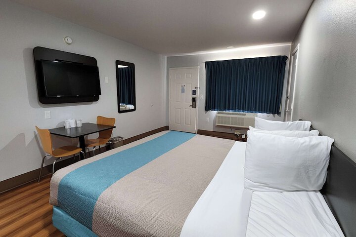 Room 13 of 36