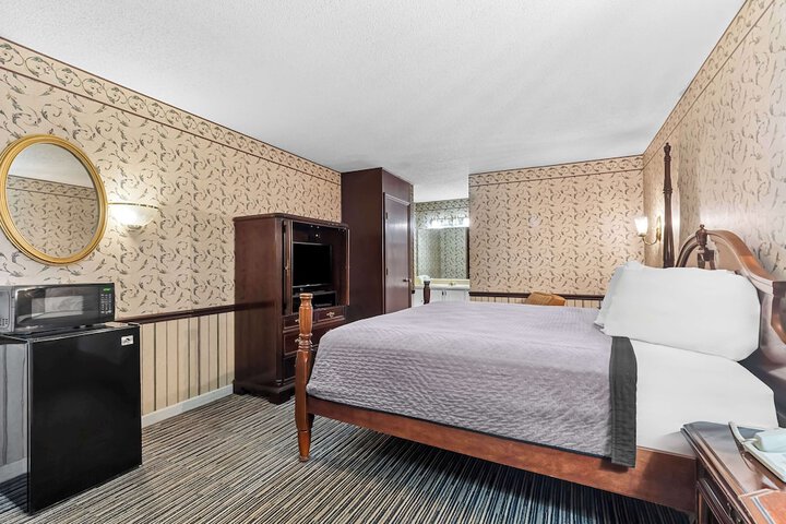 1 King Bed - Free WiFi, Microwave, Refrigerator, Hairdryer Cable TV HBO Free Local (3 of 11)