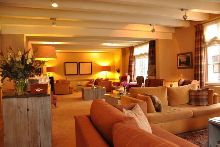 Lounge 55 of 110