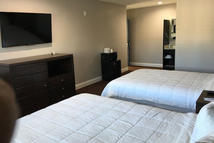 2 Double Beds (1 of 8)