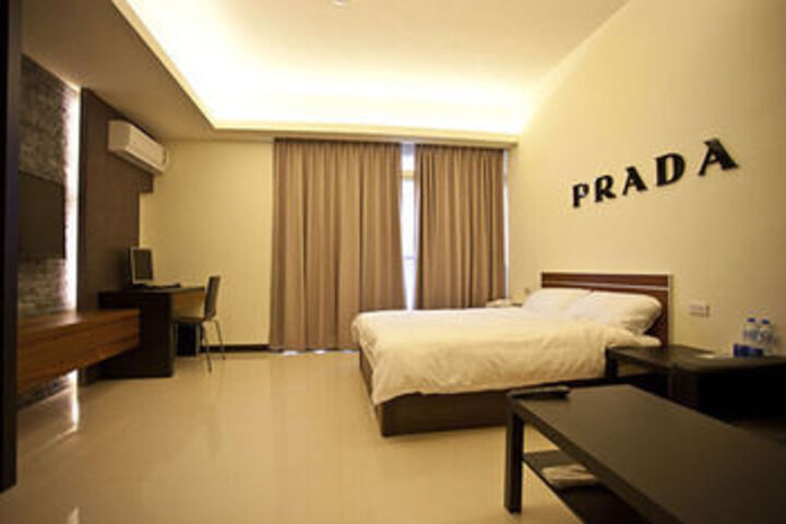 Room 6 of 16