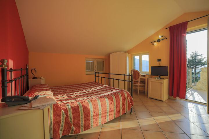 Room 3 of 25