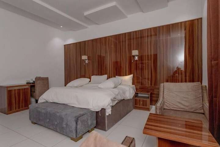 Room 6 of 28