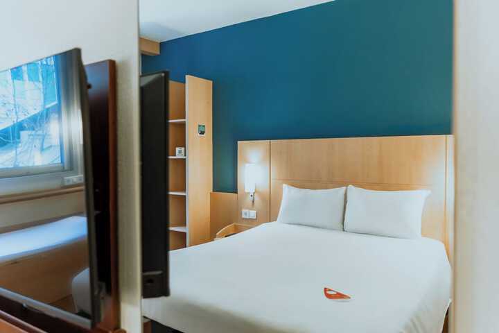 Room 12 of 110
