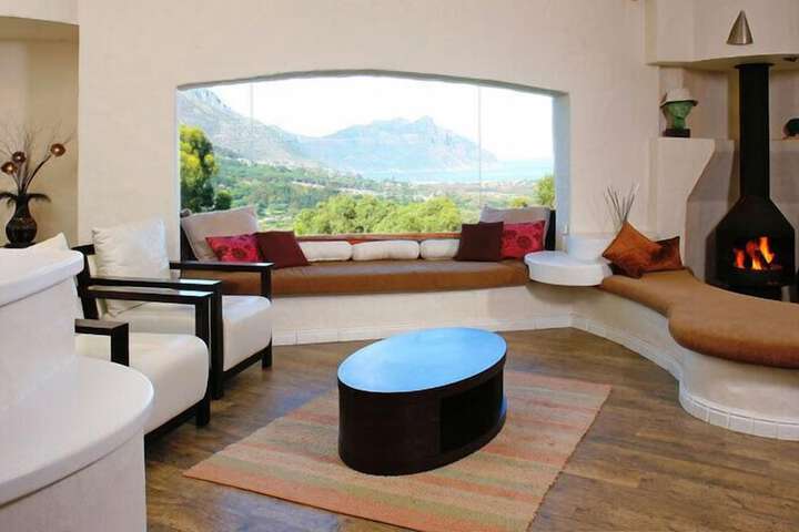 Lounge 8 of 14