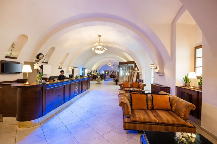 Entrance & Lobby