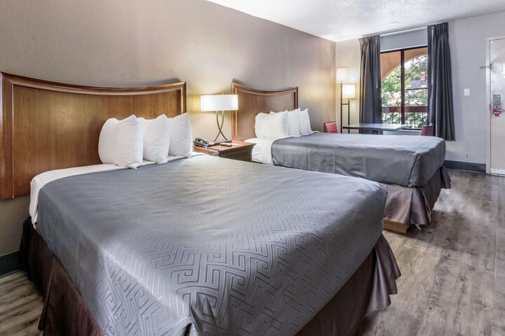 2 Double Beds (4 of 8)