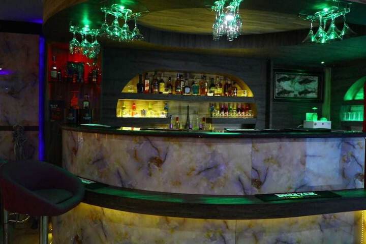 Lounge 36 of 43