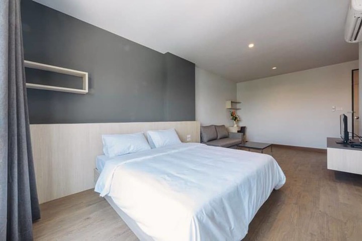 Room 6 of 11