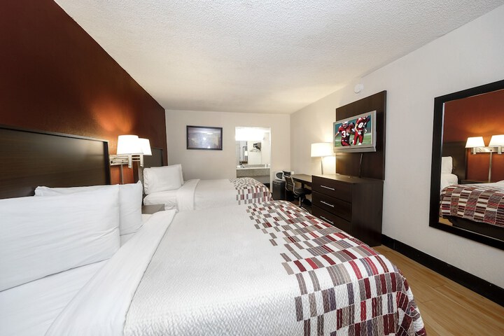 Double Deluxe King Bed (5 of 9)