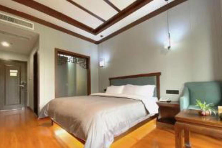 Room 8 of 9