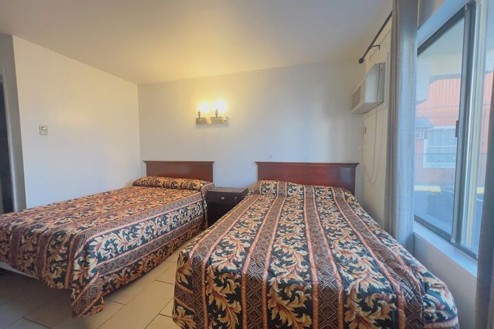 2 Double Beds (12 of 15)