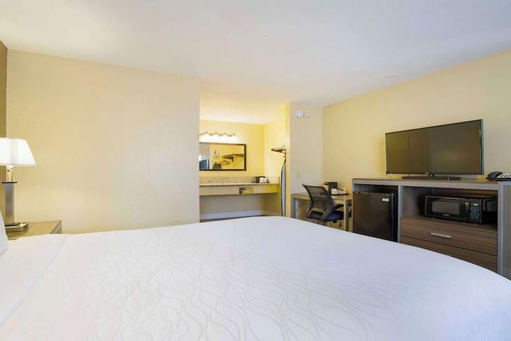 1 King Bed Microwave and Refrigerator Flat Screen Television High Speed Internet Accessible (3 of 20)