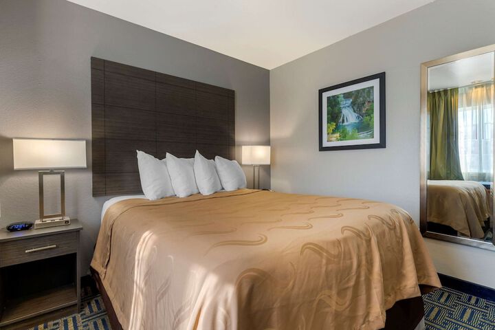 1 Queen Bed (8 of 15)