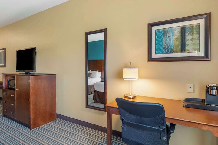 2 Queen Beds Microwave and Refrigerator 39 Inch Led Television High Speed Internet Full Breakfast (11 of 14)