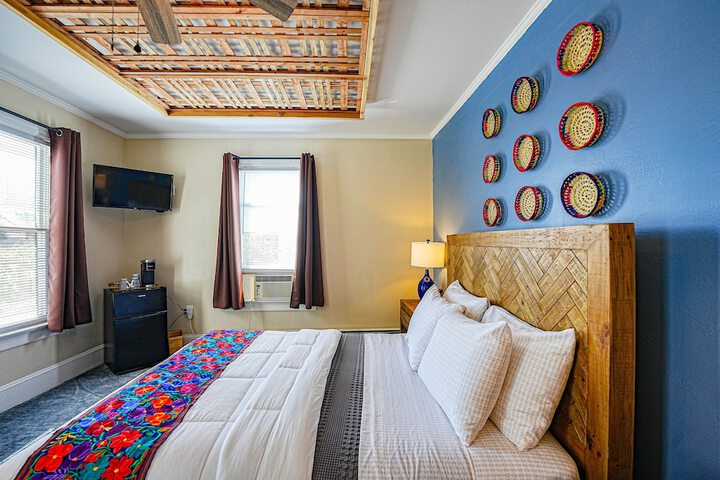 1 Queen Bed (4 of 40)