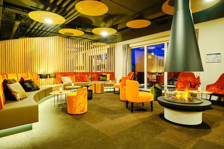 Lobby lounge
