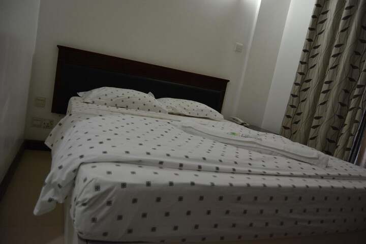 Room 12 of 37