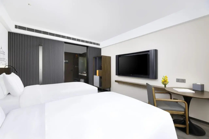 Room 4 of 15