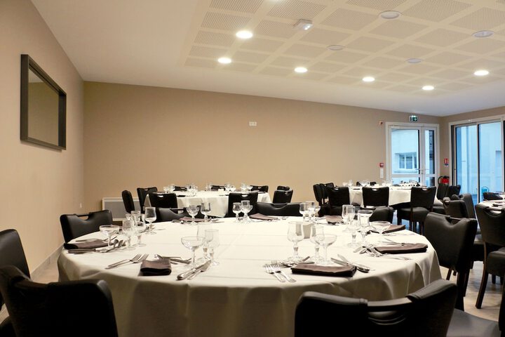 Ballroom/Hall 24 of 28