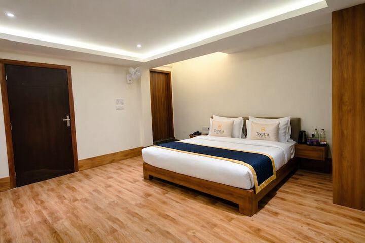 Room 5 of 16