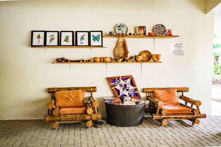 Lounge 3 of 3